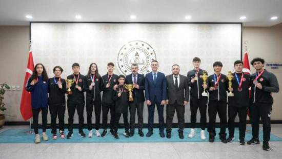 Milli Sporcumuz Sıla Irmak Uzunçavdar Milli Eğitim Bakanımız Sayın Yusuf Tekin’i ziyaret etti.