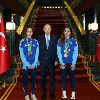 Cumhurbaşkanımız Erdoğan, milli tekvandocu Sude Yaren ve Sıla Irmak Uzunçavdar'ı kabul etti